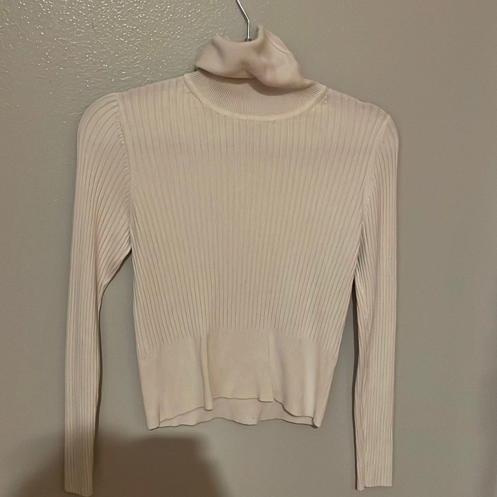 Cream turtleneck 👏